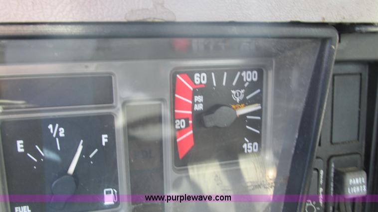 image for item I3210 2000 International 4900 propane truck