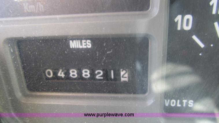 image for item I3210 2000 International 4900 propane truck