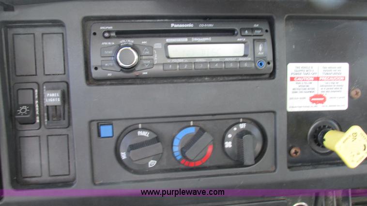 image for item I3210 2000 International 4900 propane truck