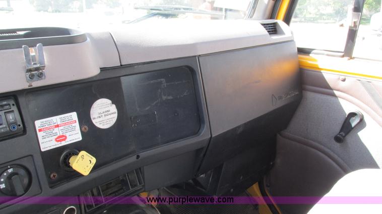 image for item I3210 2000 International 4900 propane truck