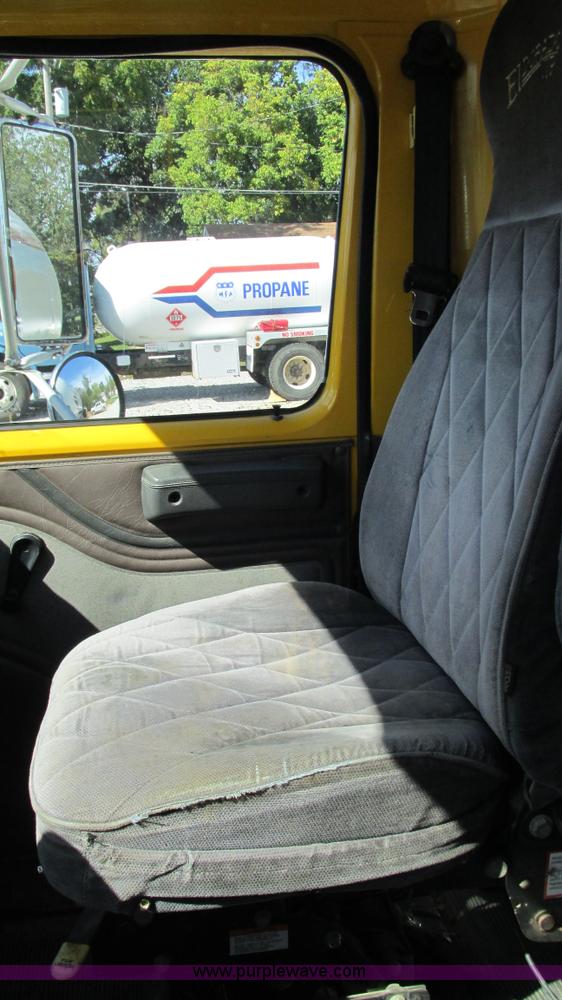 image for item I3210 2000 International 4900 propane truck