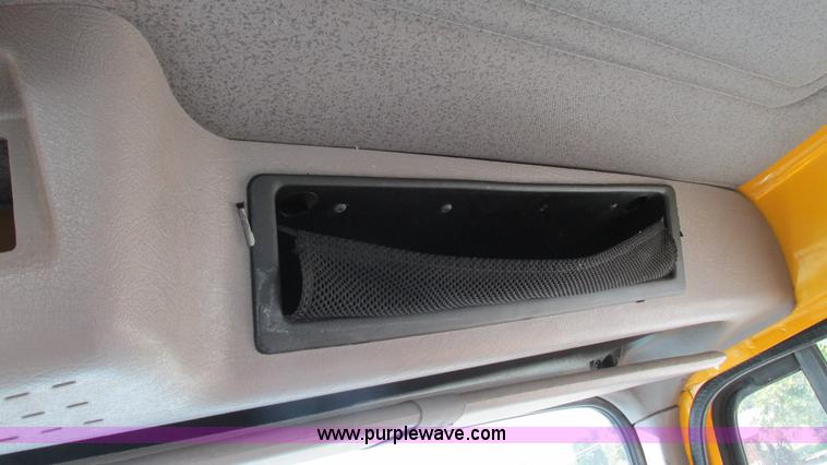 image for item I3210 2000 International 4900 propane truck