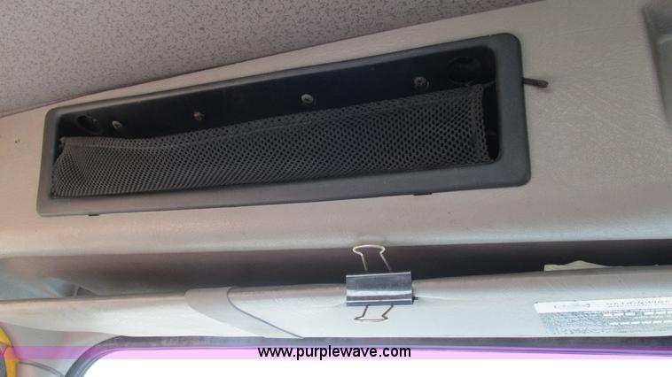 image for item I3210 2000 International 4900 propane truck