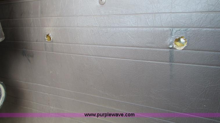 image for item I3210 2000 International 4900 propane truck