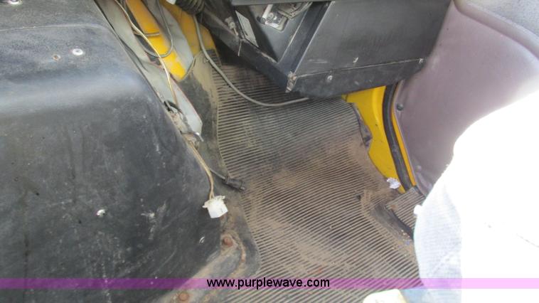 image for item I3210 2000 International 4900 propane truck