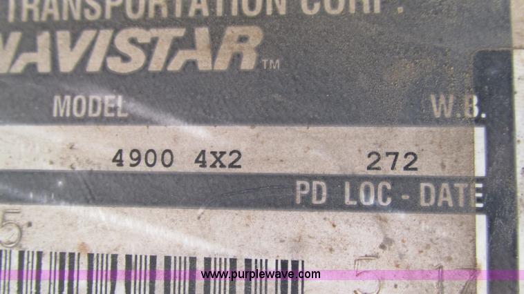 image for item I3210 2000 International 4900 propane truck