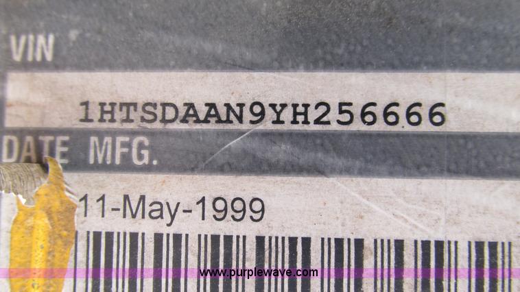 image for item I3210 2000 International 4900 propane truck