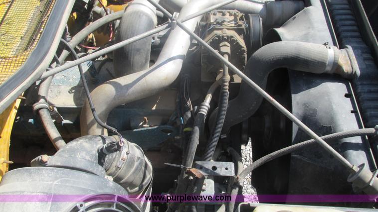 image for item I3210 2000 International 4900 propane truck