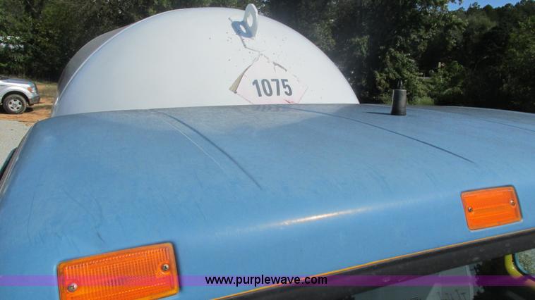 image for item I3210 2000 International 4900 propane truck