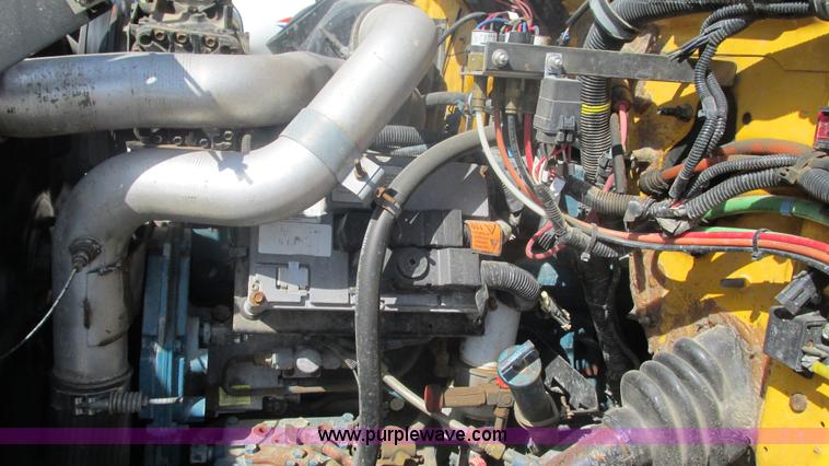 image for item I3210 2000 International 4900 propane truck