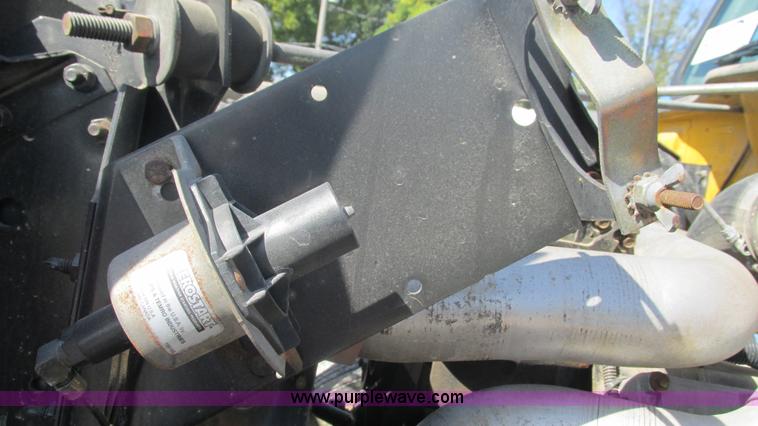 image for item I3210 2000 International 4900 propane truck