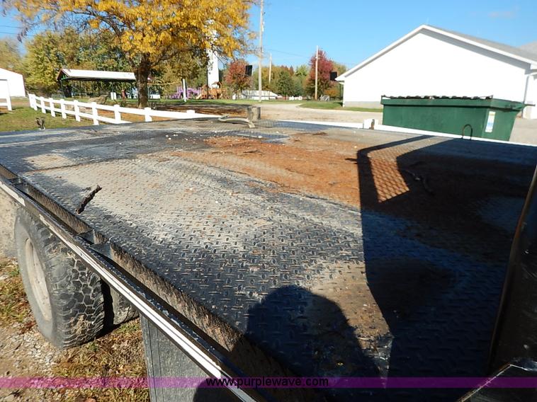 image for item I5324 2003 Ford F350 Super Duty XL flatbed pickup truck