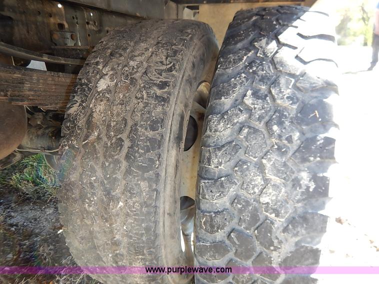 image for item I5324 2003 Ford F350 Super Duty XL flatbed pickup truck