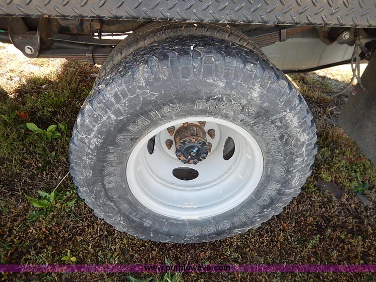 image for item I5324 2003 Ford F350 Super Duty XL flatbed pickup truck