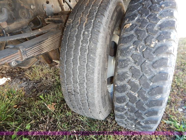 image for item I5324 2003 Ford F350 Super Duty XL flatbed pickup truck