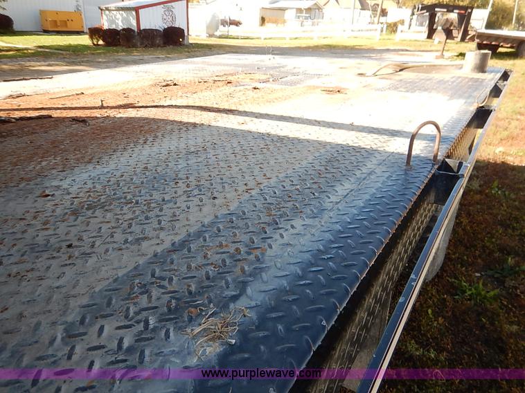 image for item I5324 2003 Ford F350 Super Duty XL flatbed pickup truck