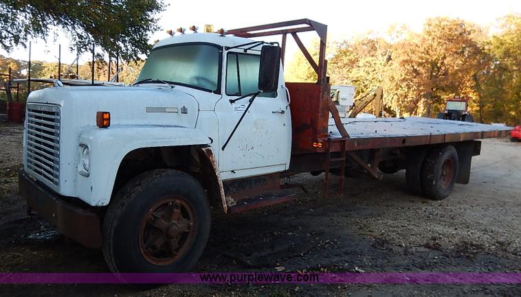 image for item I5357 1977 International Loadstar 1700 rollback truck