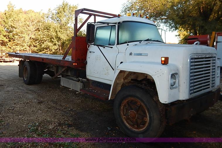 image for item I5357 1977 International Loadstar 1700 rollback truck
