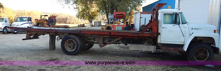 image for item I5357 1977 International Loadstar 1700 rollback truck