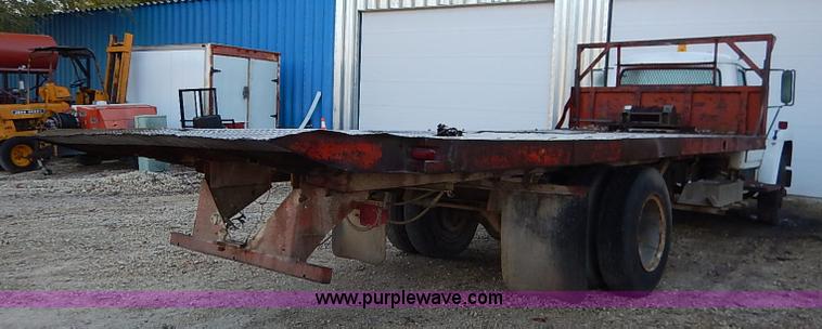 image for item I5357 1977 International Loadstar 1700 rollback truck