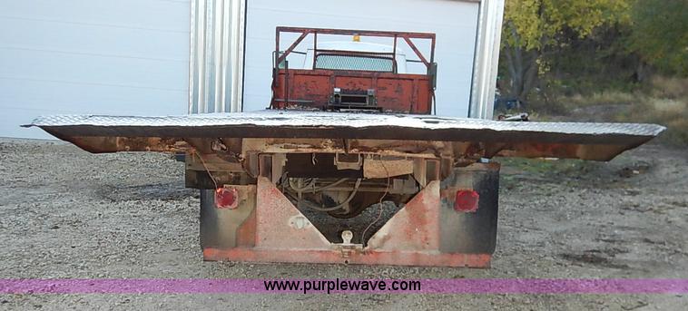 image for item I5357 1977 International Loadstar 1700 rollback truck