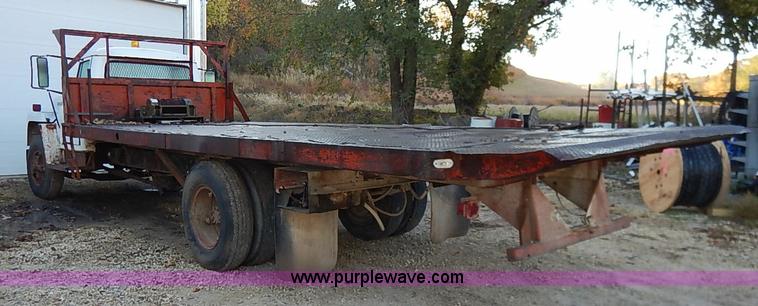 image for item I5357 1977 International Loadstar 1700 rollback truck