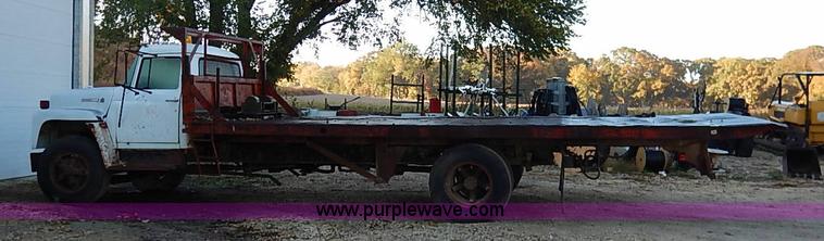 image for item I5357 1977 International Loadstar 1700 rollback truck