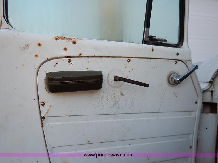 image for item I5357 1977 International Loadstar 1700 rollback truck