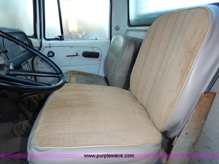 image for item I5357 1977 International Loadstar 1700 rollback truck