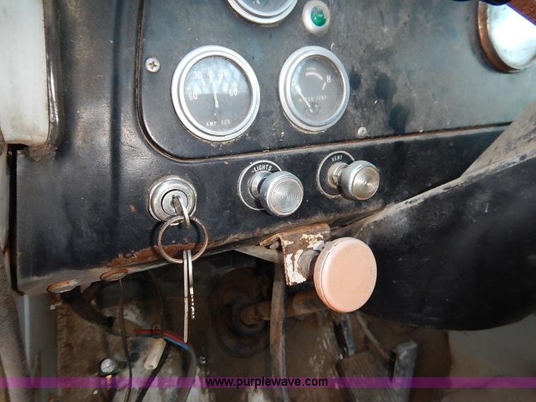 image for item I5357 1977 International Loadstar 1700 rollback truck