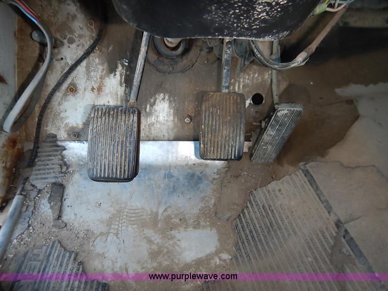 image for item I5357 1977 International Loadstar 1700 rollback truck