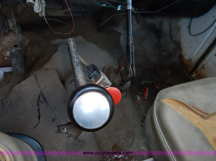 image for item I5357 1977 International Loadstar 1700 rollback truck