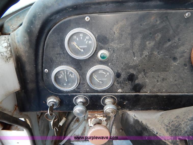 image for item I5357 1977 International Loadstar 1700 rollback truck