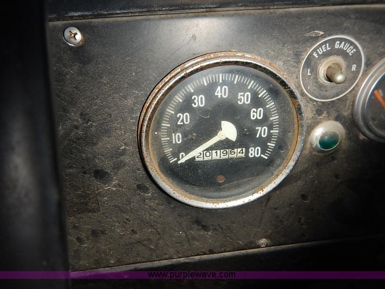 image for item I5357 1977 International Loadstar 1700 rollback truck