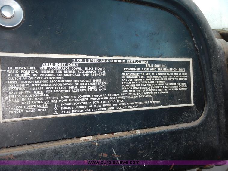 image for item I5357 1977 International Loadstar 1700 rollback truck