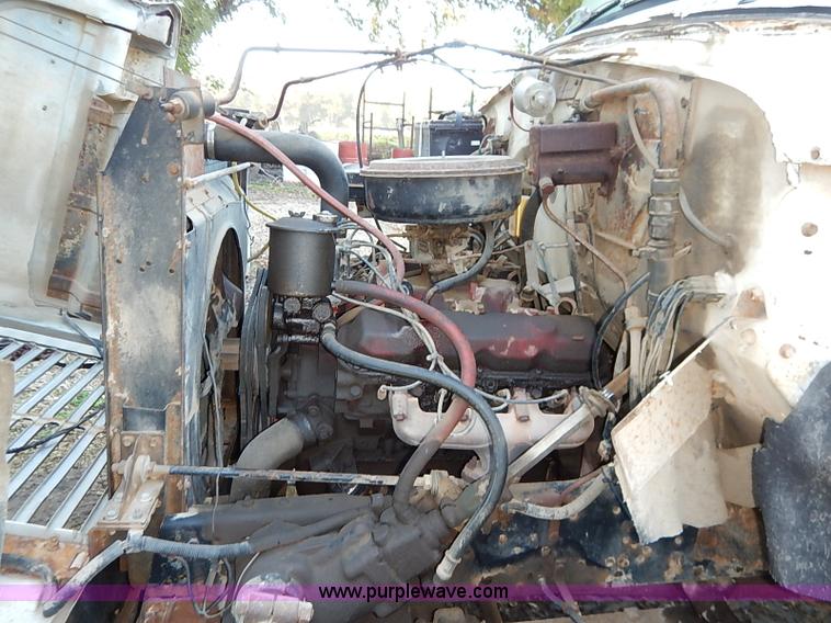 image for item I5357 1977 International Loadstar 1700 rollback truck