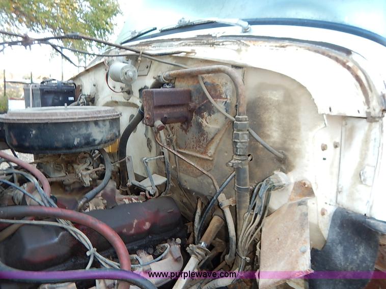 image for item I5357 1977 International Loadstar 1700 rollback truck