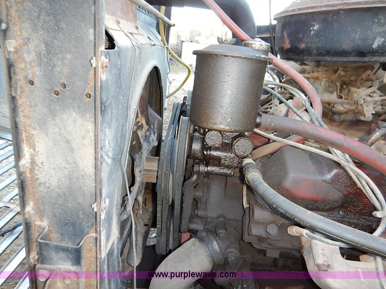 image for item I5357 1977 International Loadstar 1700 rollback truck