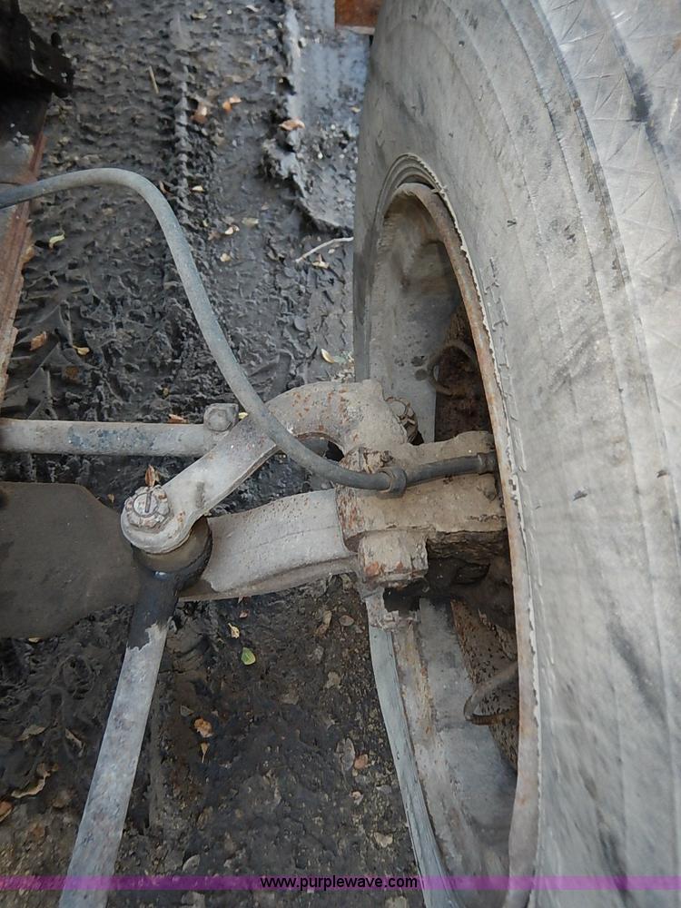 image for item I5357 1977 International Loadstar 1700 rollback truck