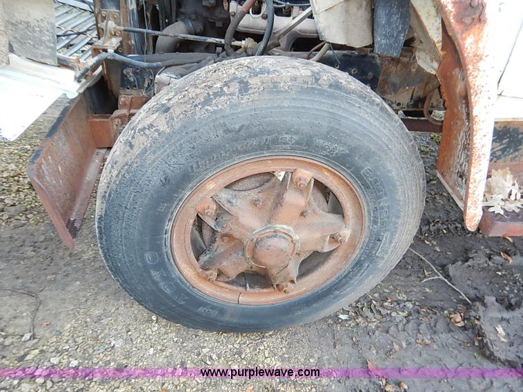 image for item I5357 1977 International Loadstar 1700 rollback truck