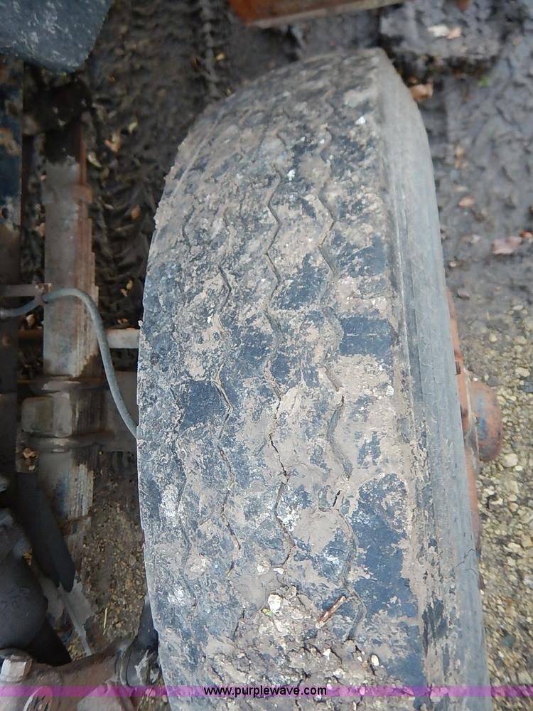 image for item I5357 1977 International Loadstar 1700 rollback truck