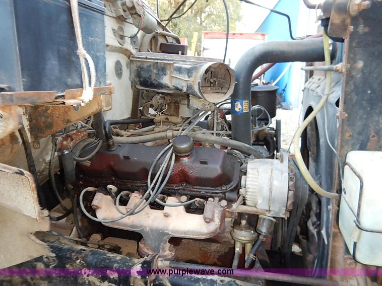 image for item I5357 1977 International Loadstar 1700 rollback truck