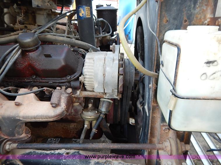 image for item I5357 1977 International Loadstar 1700 rollback truck