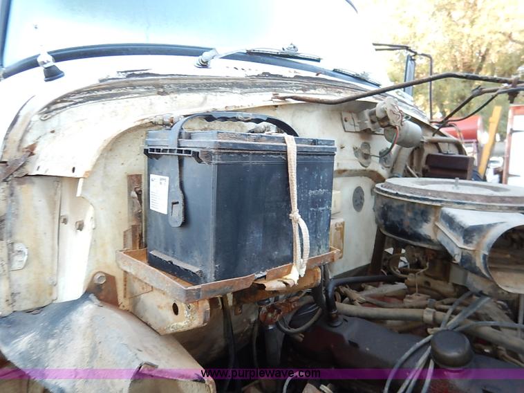 image for item I5357 1977 International Loadstar 1700 rollback truck