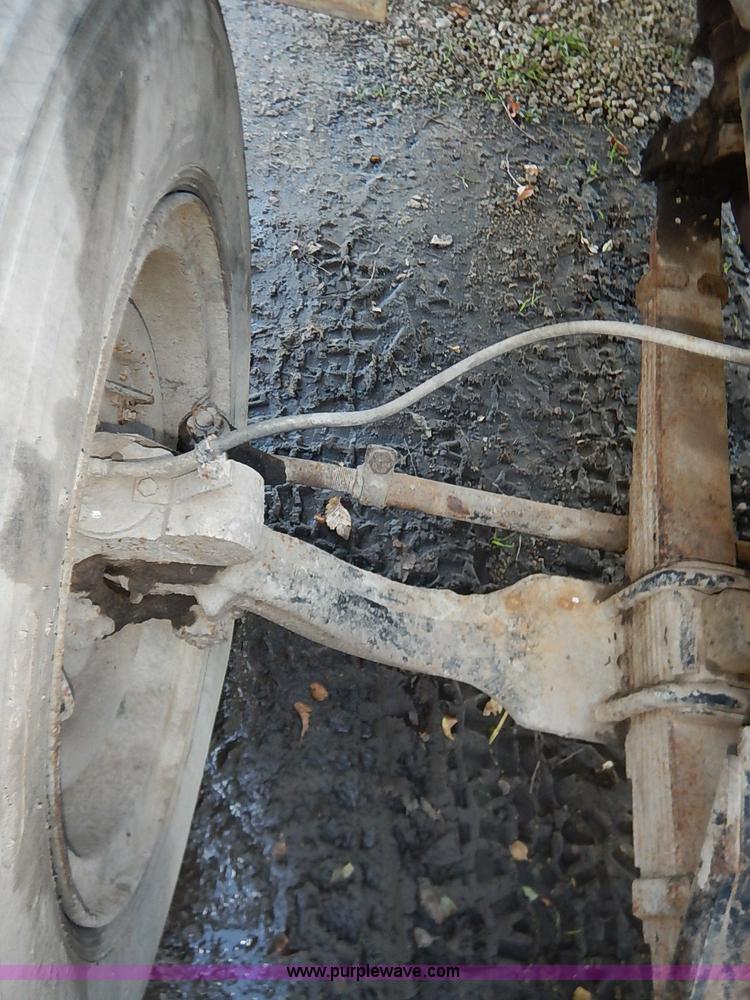 image for item I5357 1977 International Loadstar 1700 rollback truck