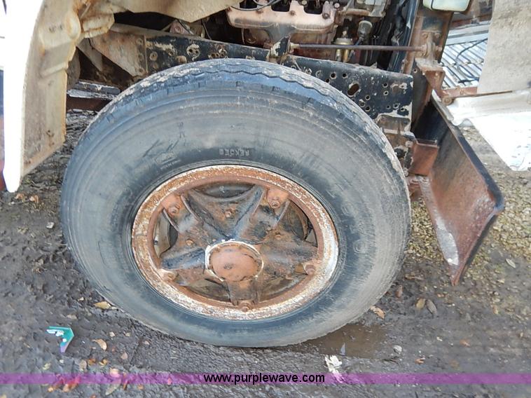 image for item I5357 1977 International Loadstar 1700 rollback truck