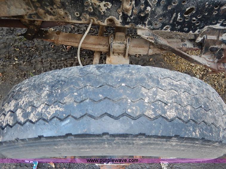 image for item I5357 1977 International Loadstar 1700 rollback truck