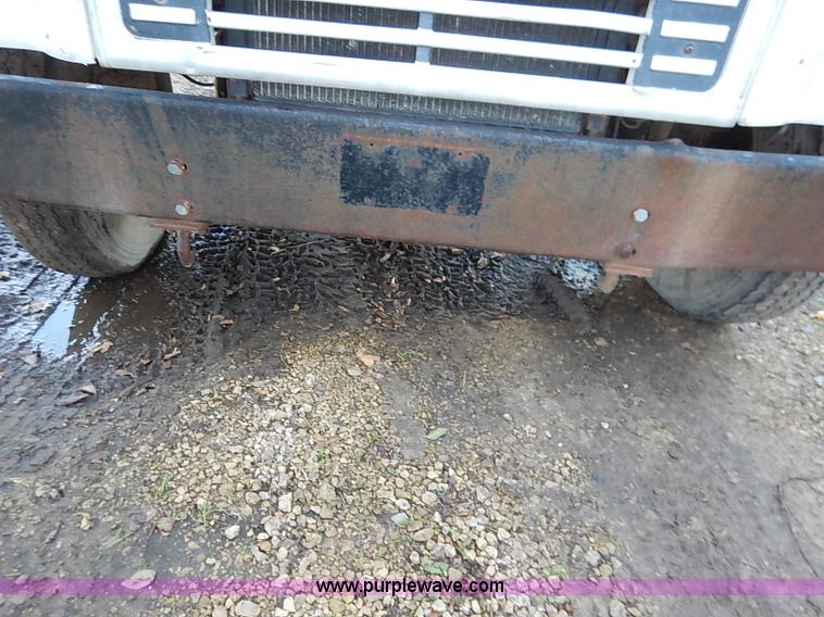 image for item I5357 1977 International Loadstar 1700 rollback truck