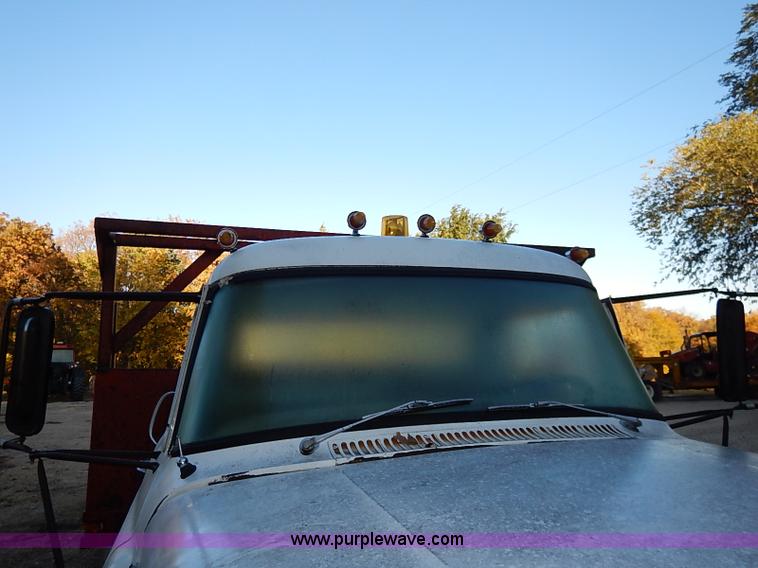 image for item I5357 1977 International Loadstar 1700 rollback truck