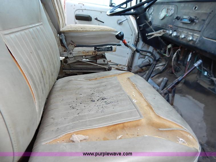 image for item I5357 1977 International Loadstar 1700 rollback truck